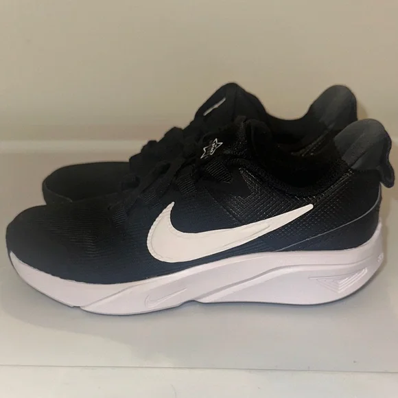 Kids Nike Dual-Tone Black and White Running Shoes - Picture 1 of 6